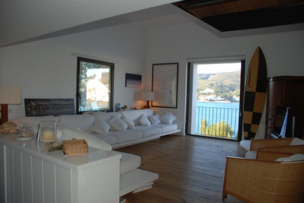 Apartamento de cuatro dormitorios con piscina, jardín y vistas al mar y al pueblo de Cadaqués