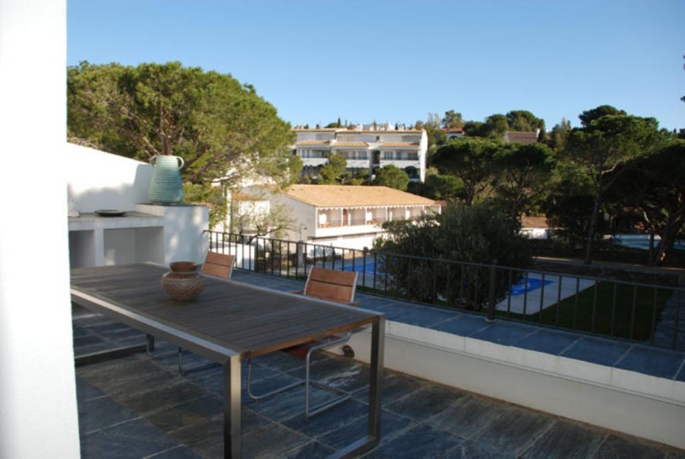 Apartamento de cuatro dormitorios con piscina, jardín y vistas al mar y al pueblo de Cadaqués