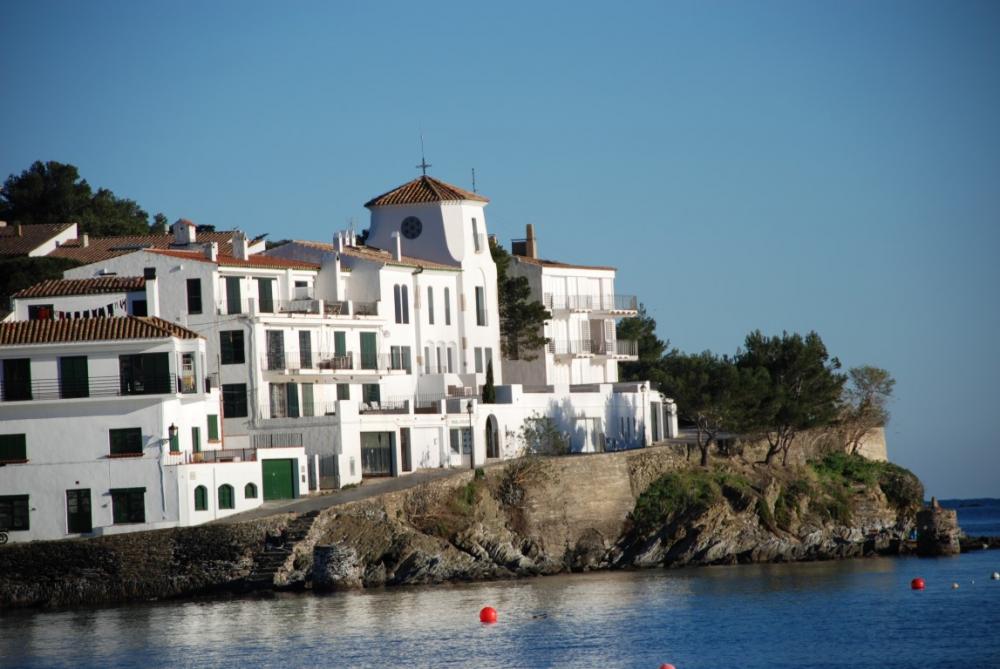 Apartamento de cuatro dormitorios con piscina, jardín y vistas al mar y al pueblo de Cadaqués