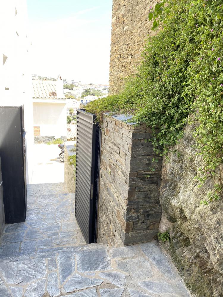 102.05 Solitari Casa de obra nueva con cuatro dormitorios y garaje Casa adosada Solitari Cadaqués