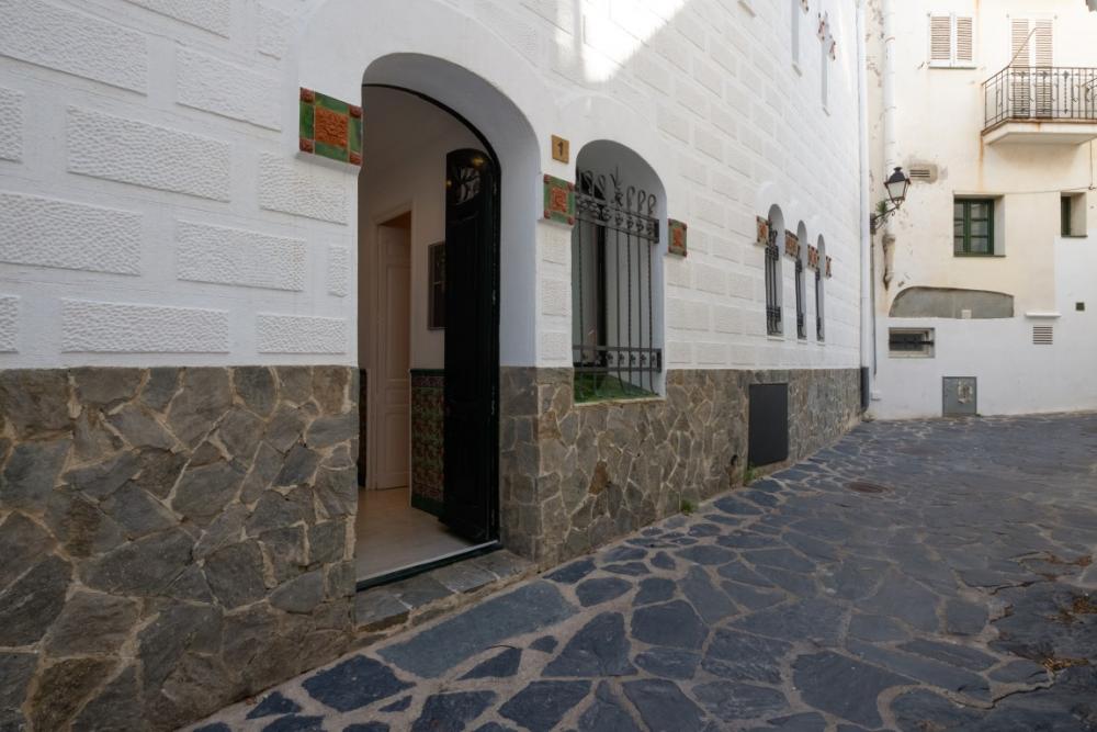 101.100 ES POAL Apartamento situado en un edificio modernista a primera línea de mar, delante de la Playa d’Es Poal. Apartamento Es Poal Cadaqués