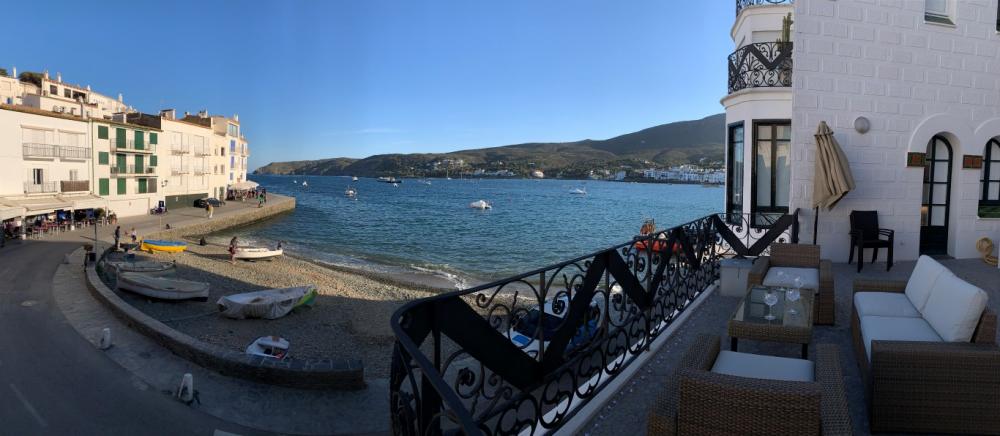 101.100 ES POAL Apartamento situado en un edificio modernista a primera línea de mar, delante de la Playa d’Es Poal. Apartamento Es Poal Cadaqués