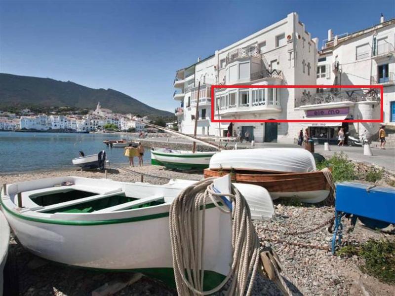 101.100 ES POAL Apartamento situado en un edificio modernista a primera línea de mar, delante de la Playa d’Es Poal. Apartamento Es Poal Cadaqués