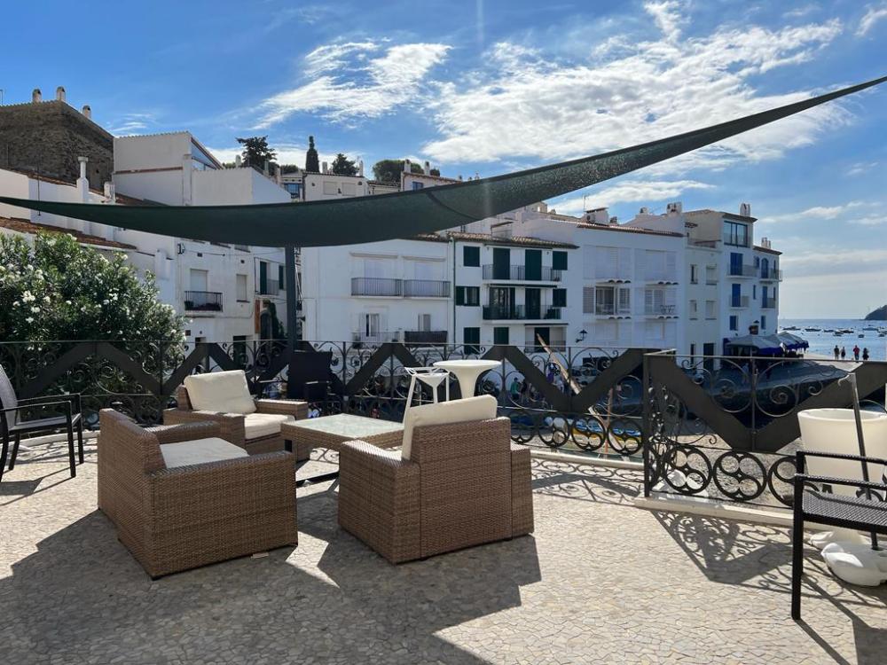 101.100 ES POAL Apartamento situado en un edificio modernista a primera línea de mar, delante de la Playa d’Es Poal. Apartamento Es Poal Cadaqués