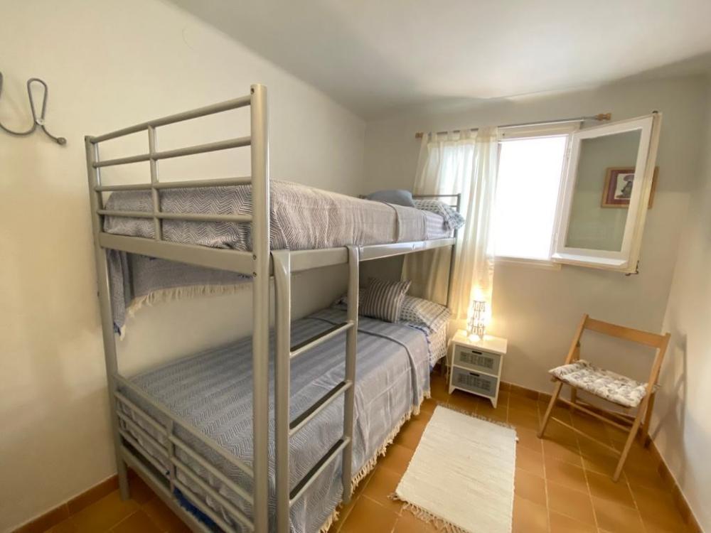 101.51 PORTAL D'AMUNT Apartament en planta baixa prop del carrer de l'església de Cadaqués Apartamento Iglesia Cadaqués