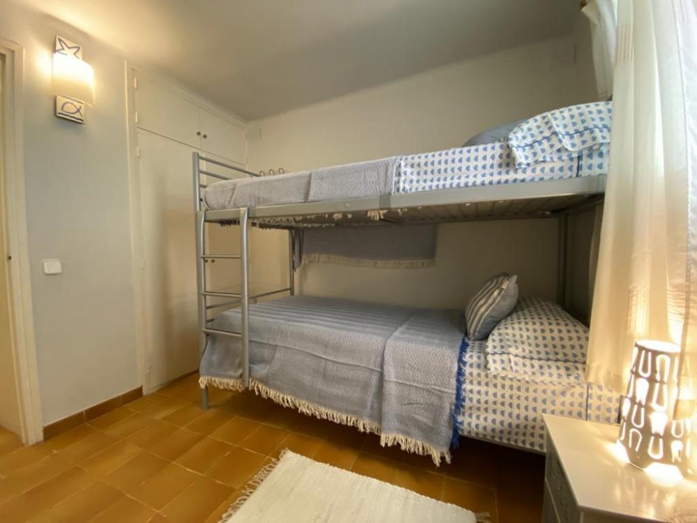 101.51 PORTAL D'AMUNT Apartament en planta baixa prop del carrer de l'església de Cadaqués Apartamento Iglesia Cadaqués