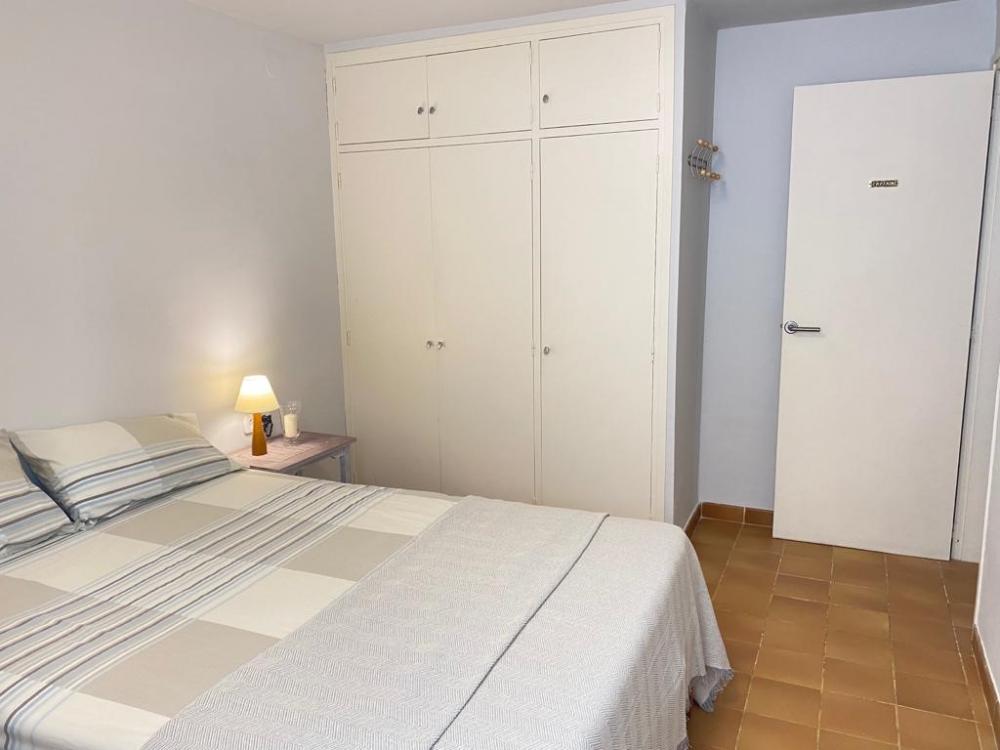 101.51 PORTAL D'AMUNT Apartament en planta baixa prop del carrer de l'església de Cadaqués Apartamento Iglesia Cadaqués