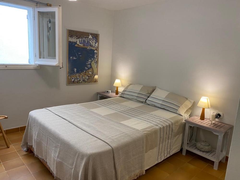 101.51 PORTAL D'AMUNT Apartament en planta baixa prop del carrer de l'església de Cadaqués Apartamento Iglesia Cadaqués