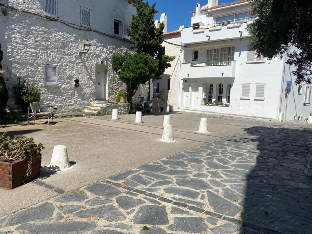 101.51 PORTAL D'AMUNT Apartament en planta baixa prop del carrer de l'església de Cadaqués Apartamento Iglesia Cadaqués