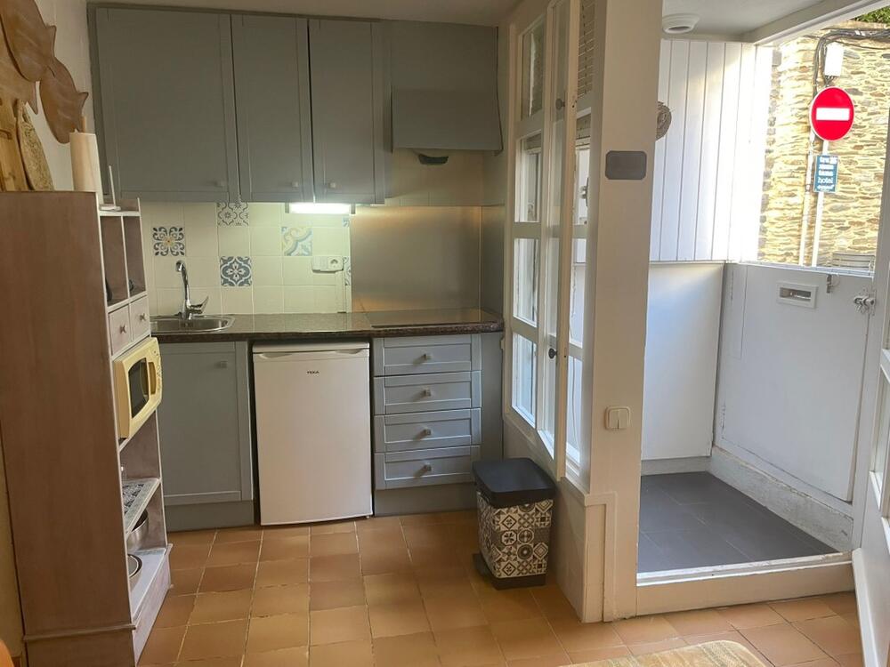 101.51 PORTAL D-AMUNT Apartament en planta baixa prop del carrer de l'església de Cadaqués Apartamento Iglesia Cadaqués