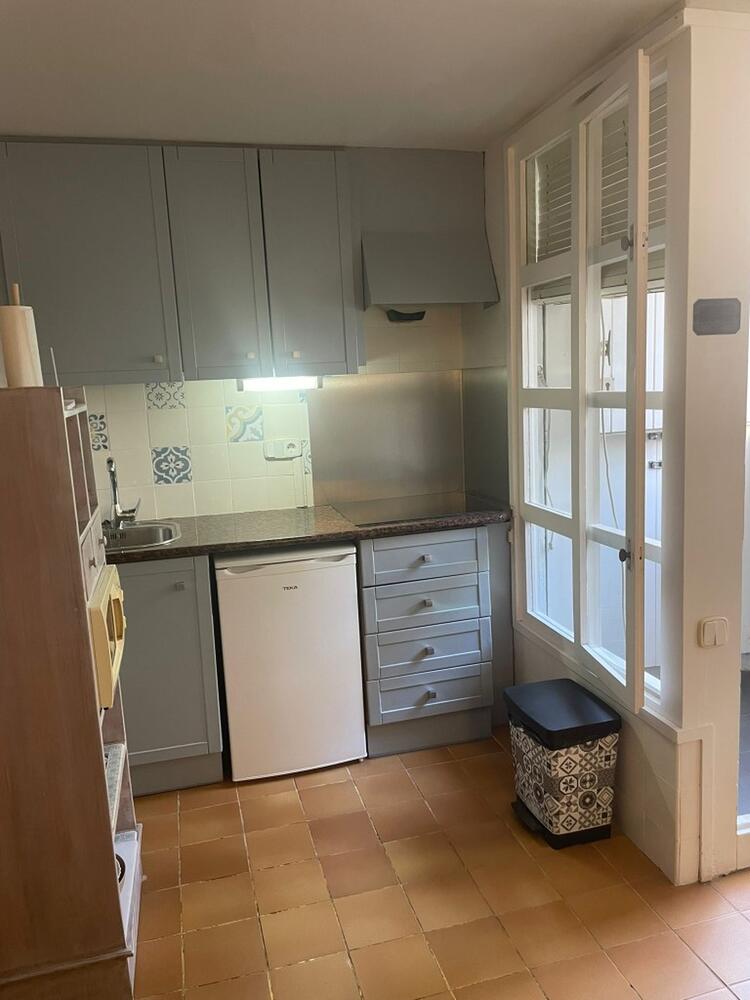 101.51 PORTAL D-AMUNT Apartament en planta baixa prop del carrer de l'església de Cadaqués Apartamento Iglesia Cadaqués