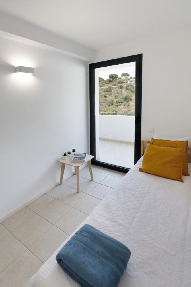 101-108 SA TARONGETA Apartamento reformado con dos dormitorios y amplia terraza Apartamento Entrada Cadaqués