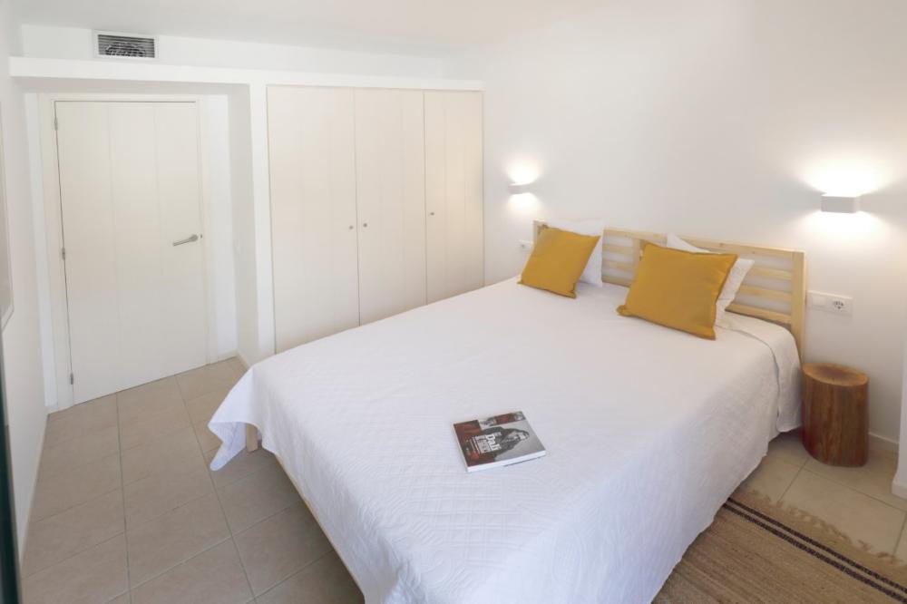 101-108 SA TARONGETA Apartamento reformado con dos dormitorios y amplia terraza Apartamento Entrada Cadaqués