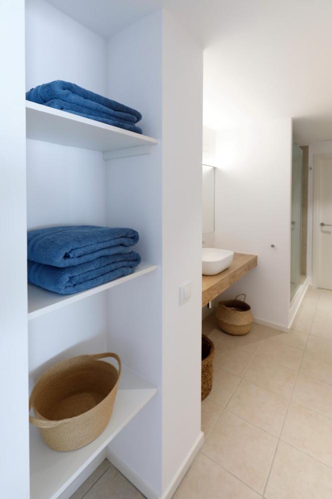 101-108 SA TARONGETA Apartamento reformado con dos dormitorios y amplia terraza Apartamento Entrada Cadaqués