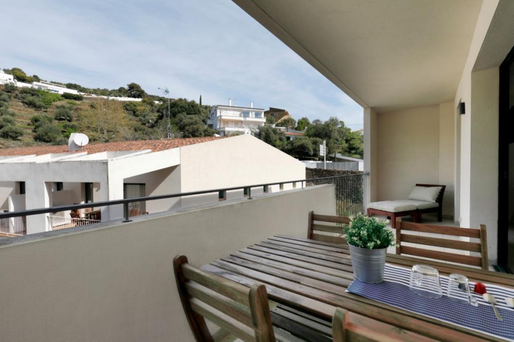 101-108 SA TARONGETA Apartamento reformado con dos dormitorios y amplia terraza Apartamento Entrada Cadaqués