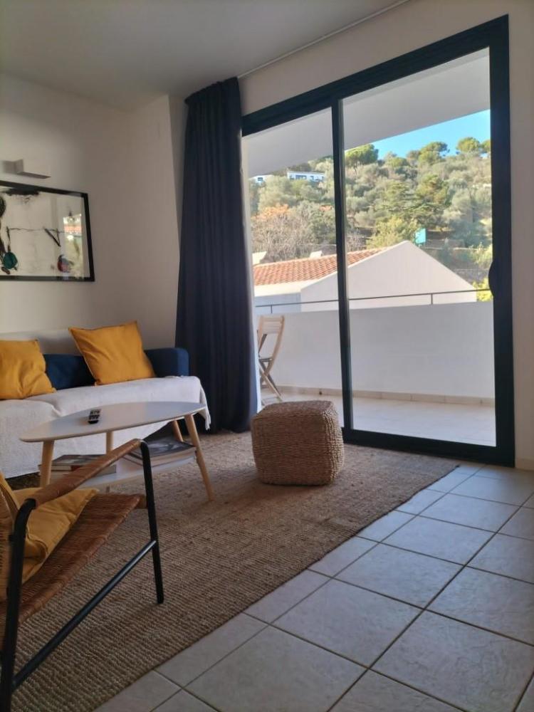 101-108 SA TARONGETA Apartamento reformado con dos dormitorios y amplia terraza Apartamento Entrada Cadaqués