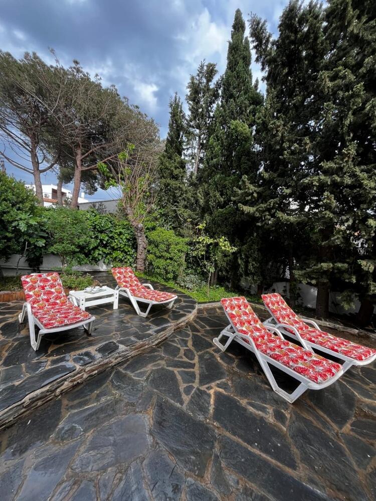 102.18 Carrer Roger de Lluria Bonica casa per a 8 persones amb jardí Casa aislada / Villa Cadaqués 102.18 Carrer Roger de Lluria Bonica casa per a 8 persones amb jardí Casa aislada / Villa Cadaqués