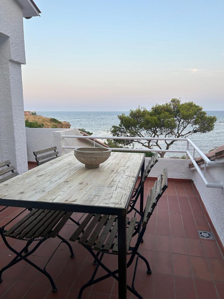 101.78 ES TROP Allotjament compartit a zona tranquil·la de 3 habitacions i vistes a un minut de la platja de s'Arenella Apartment CAIALS Cadaqués