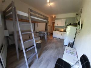 25 Griffon Studio  Encamp