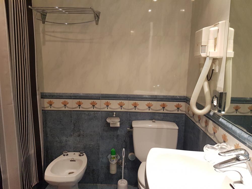 CUARTO DE BANO CON BANERA