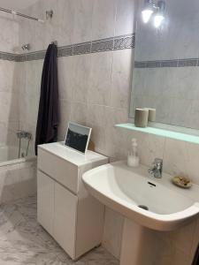 Bellamar III  Bellamar III 4-D pta 26 Apartamento  Daimús