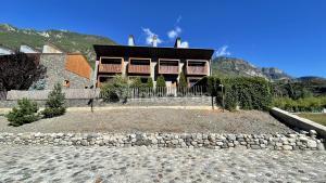 B49. Bajo con Jardín Peguera Apartment  Benasque
