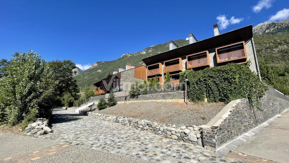 B49. Bajo con Jardín Peguera Apartment  Benasque