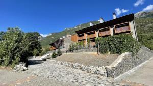 B49. Bajo con Jardín Peguera Apartment  Benasque