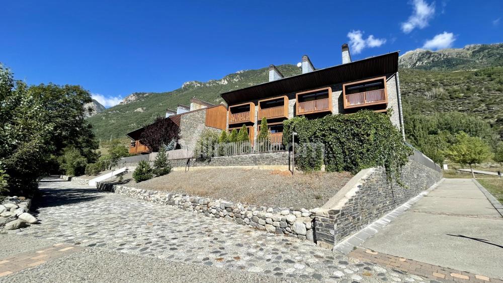 B49. Bajo con Jardín Peguera Apartment  Benasque