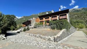 B49. Bajo con Jardín Peguera Apartment  Benasque
