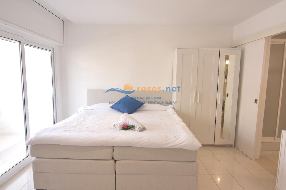 328644 RHC - 3402 IB Studio Roses 328644 RHC - 3402 IB Studio Roses