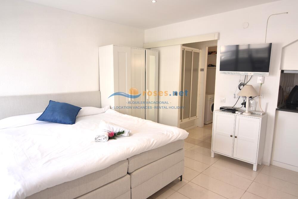 328644 RHC - 3402 IB Studio Roses 328644 RHC - 3402 IB Studio Roses