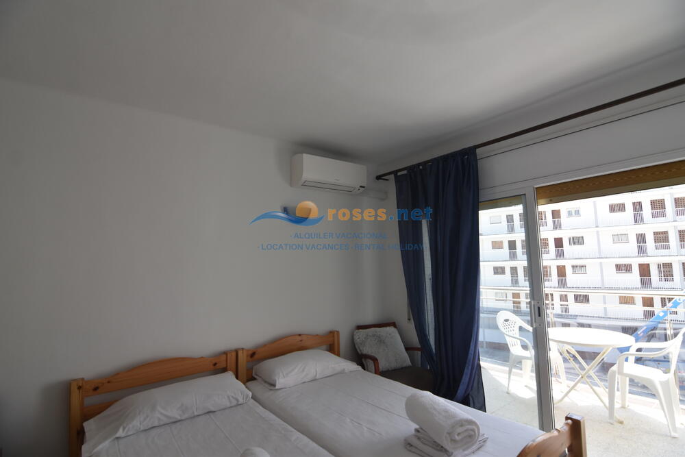 57150 WEEKCAT Studio-Apartment  Roses