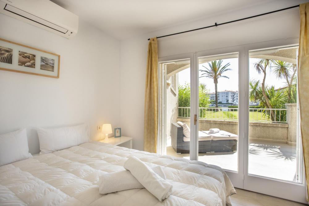 1007 Apartamento planta baja con 2 habitaciones vista al lago Apartamento Lago San Maurici Empuriabrava