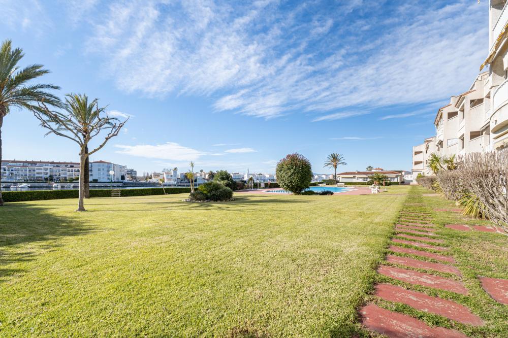 1007 Apartamento renovado planta baja con 2 habitaciones vista al lago Apartamento Lago San Maurici Empuriabrava