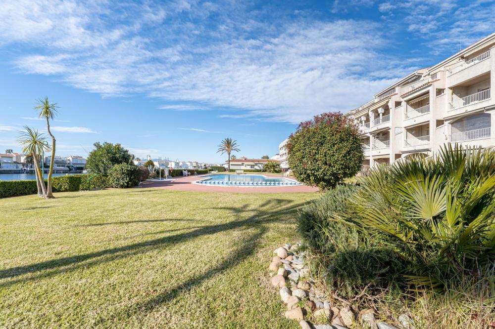 1007 Apartamento renovado planta baja con 2 habitaciones vista al lago Apartamento Lago San Maurici Empuriabrava