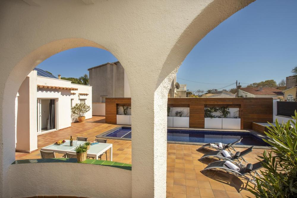 213 Casa de 5 dormitorios y piscina Casa aislada / Villa Montgri Castelló d'Empúries