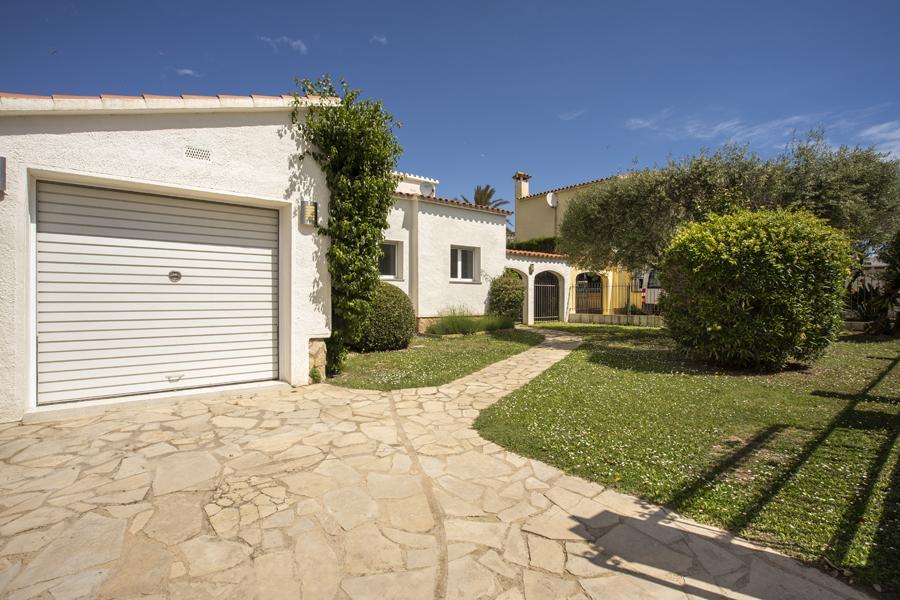 2005 Villa de planta baja con 3 dormitorios, piscina y amarre Casa aislada / Villa Canal Freser Castelló d'Empúries