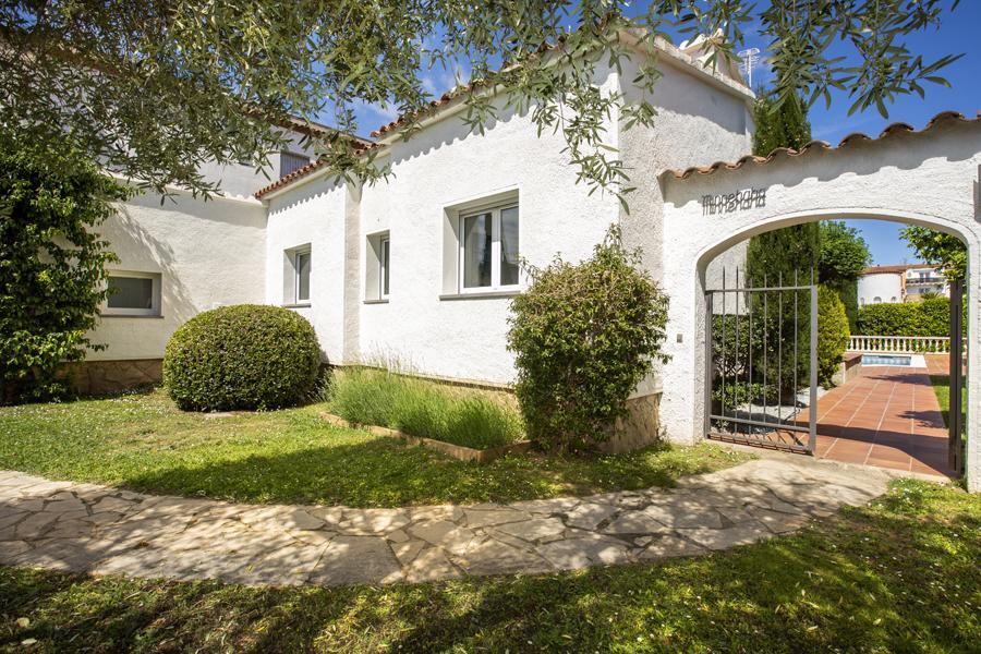 2005 Villa de planta baja con 3 dormitorios, piscina y amarre Casa aislada / Villa Canal Freser Castelló d'Empúries