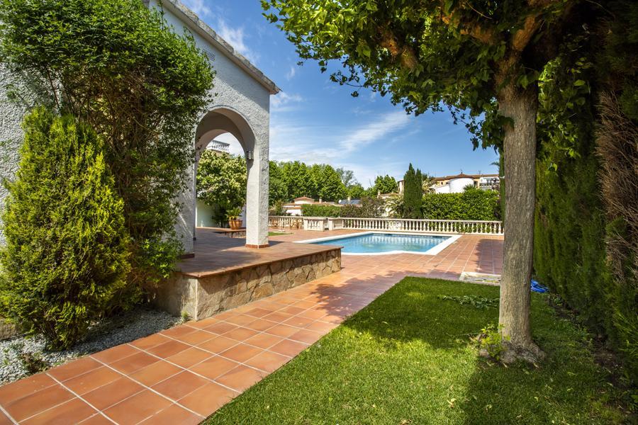 2005 Villa de planta baja con 3 dormitorios, piscina y amarre Casa aislada / Villa Canal Freser Castelló d'Empúries