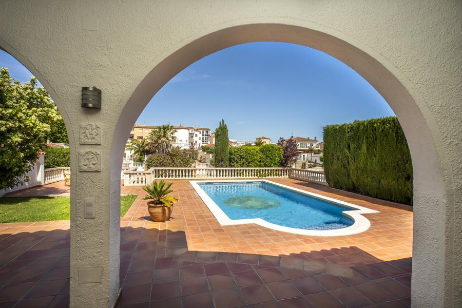 2005 Villa de planta baja con 3 dormitorios, piscina y amarre Casa aislada / Villa Canal Freser Castelló d'Empúries
