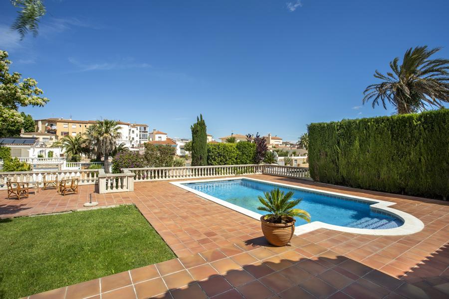 2005 Villa de planta baja con 3 dormitorios, piscina y amarre Casa aislada / Villa Canal Freser Castelló d'Empúries