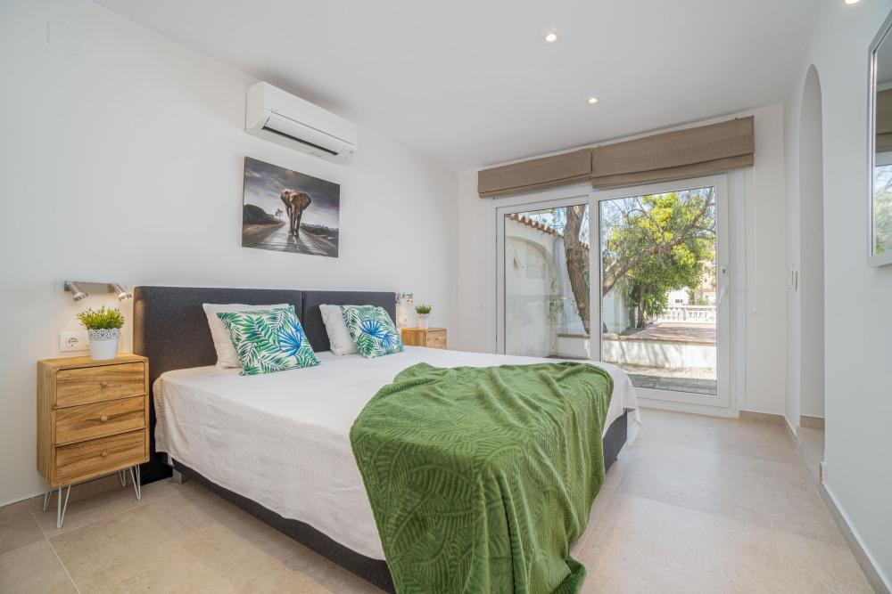 2005 Villa de planta baja con 3 dormitorios, piscina y amarre Casa aislada / Villa Canal Freser Empuriabrava