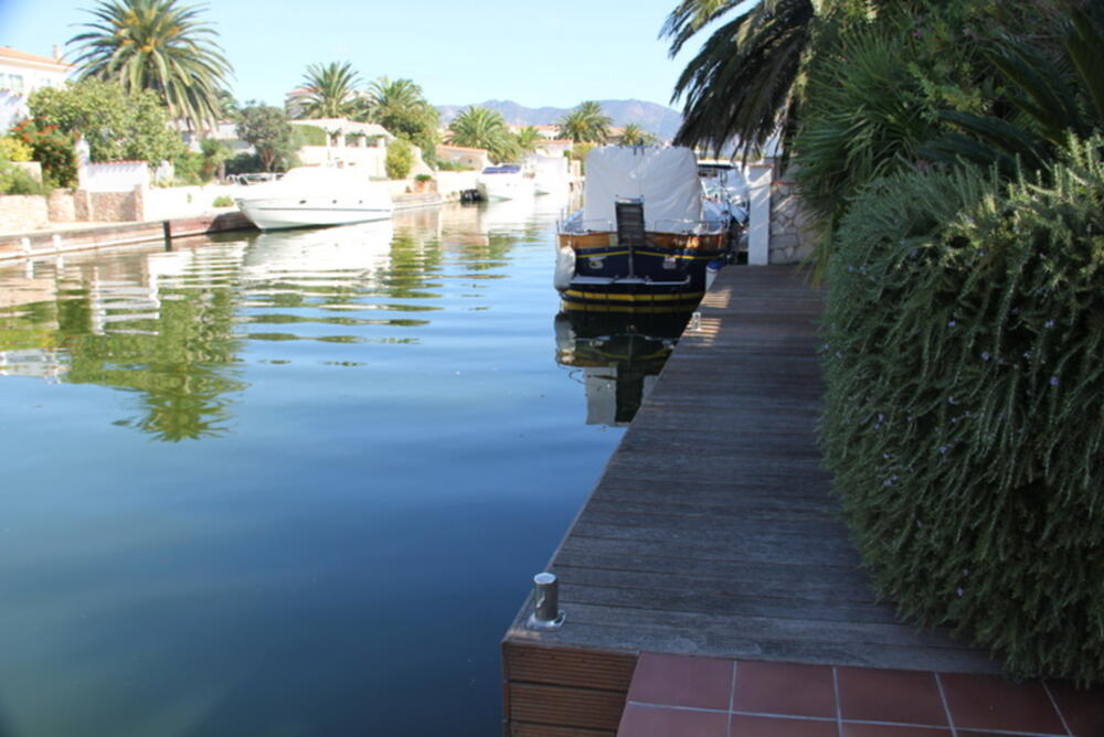 2005 Villa de planta baja con 3 dormitorios, piscina y amarre Casa aislada / Villa Canal Freser Empuriabrava