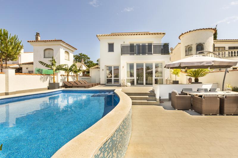 2016 Villa moderna al canal y piscina para 8 personas Casa aislada / Villa Noguera Castelló d'Empúries