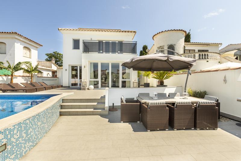 2016 Villa moderna al canal y piscina para 8 personas Casa aislada / Villa Noguera Castelló d'Empúries