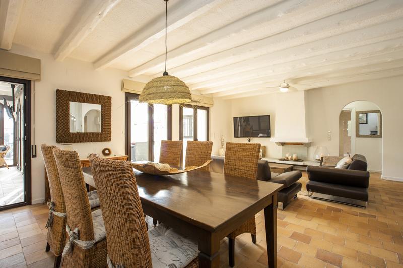 2018 Villa de planta baja al canal con 5 dormitorios, piscina y amarre Casa aislada / Villa Flamicell Castelló d'Empúries