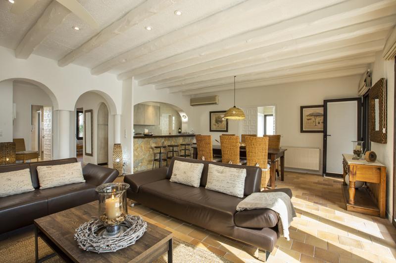 2018 Villa de planta baja al canal con 5 dormitorios, piscina y amarre Casa aislada / Villa Flamicell Castelló d'Empúries