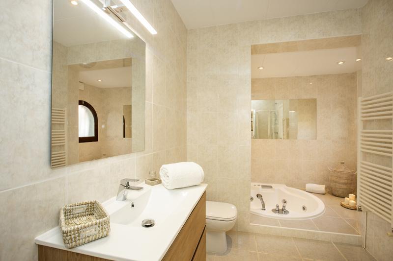 2018 Villa de planta baja al canal con 5 dormitorios, piscina y amarre Casa aislada / Villa Flamicell Castelló d'Empúries