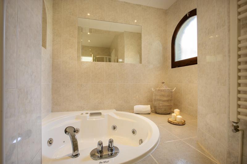 2018 Villa de planta baja al canal con 5 dormitorios, piscina y amarre Casa aislada / Villa Flamicell Castelló d'Empúries